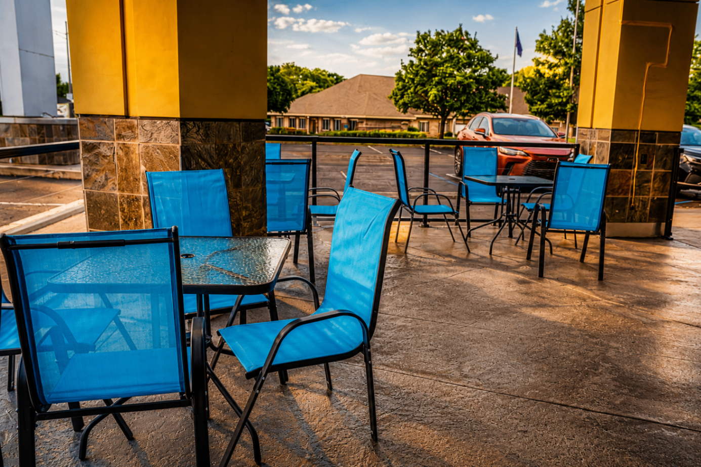 Cross Ultra Lounge 2.0 outdoor patio with blue chairs
